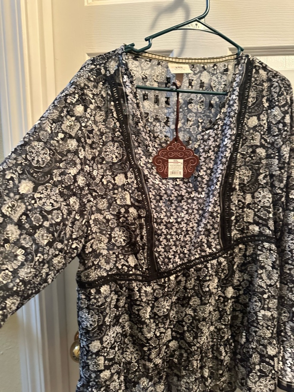 Knox Rose Black and White Floral Peasant Blouse